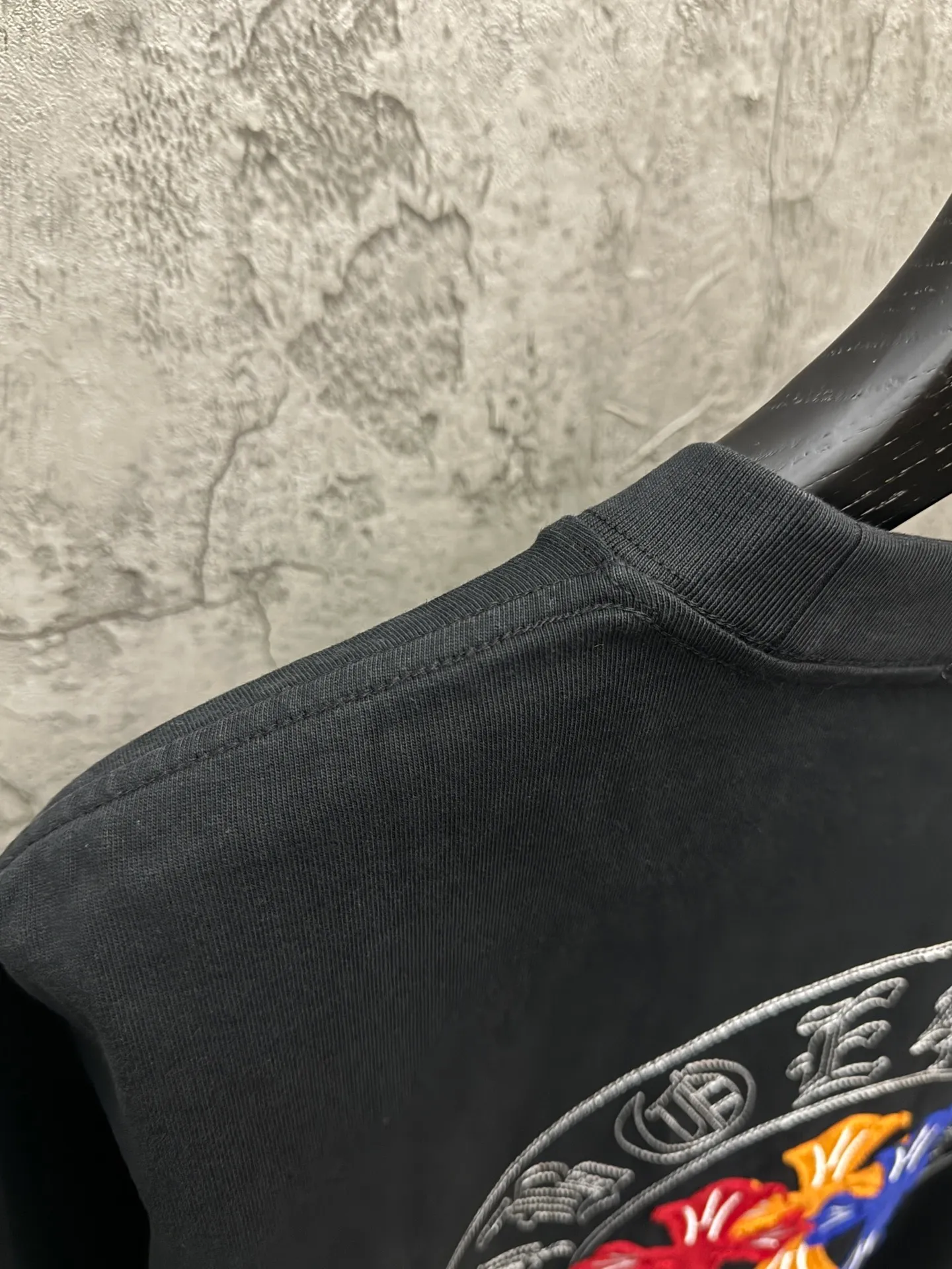 P180 top version, real shot without P, ​​different from market currency) 𝗖𝗵𝗿𝗼𝗺𝗲 𝗛𝗲𝗮𝗿𝘁𝘀/Croxin 2026 spring new original single counter American laser burnt patch embroidered couple short sleeves 👑The highest version! Customized fabric 300 grams, best-selling model at the counter, very comfortable to wear. Accessories: original molded and authenticated collar label ➕ 100% silk wash water label. Genuine purchase-grade original hangtag➕matching hanging rope➕3D hanging beads➕original packaging bag. Craftsmanship: The original version has consistent wiring! The highest version of the armhole matching technique! Color: White Black Size: S M L XL Style No.: 26-2031